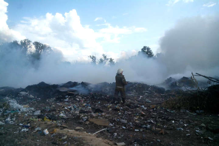 Вогнеборці четверту добу гасять пожежу на сміттєзвалищі у Полтавській області 