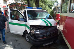 Водій інкасаторського автомобіля не пропустив трамвай