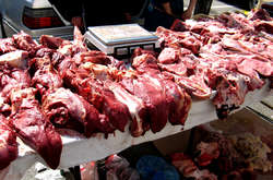 Київська влада погрожує закривати ярмарки, де торгують м’ясом без холодильників
