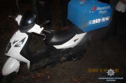 Киянин викрав моторолер розвізника піци