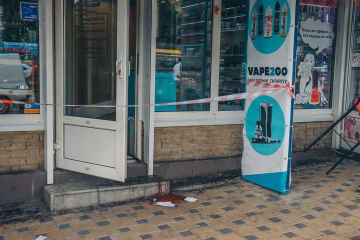 У центрі Києва продавець шаурми вдарив хлопця ножем