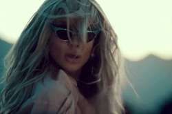 Известная украинская певица показала, как целуется с женщиной