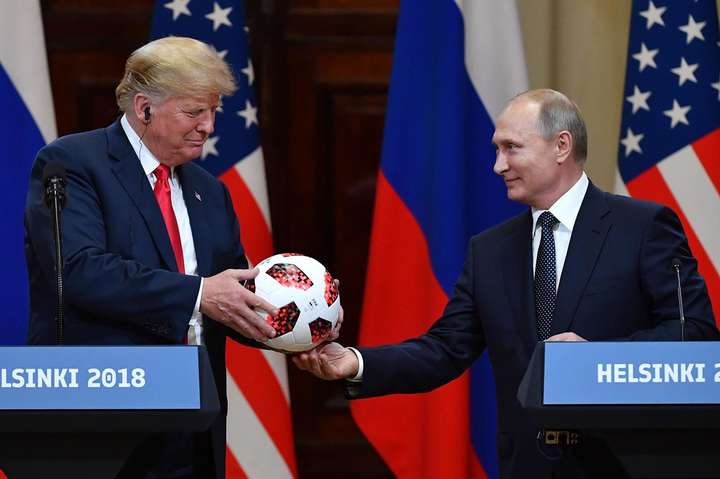 Мяч, который Путин подарил Трампу, отдали на проверку спецслужбе