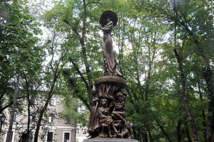 В Харькове установили памятник Людмиле Гурченко с ошибками в тексте