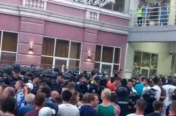 В Одесі під час сутички між фанатами постраждали двоє поліцейських