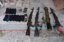 Поліцейські Бахмута викрили бойовика з цілим арсеналом зброї