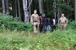На Закарпатті затримали 12 нелегальних мігрантів з В’єтнаму