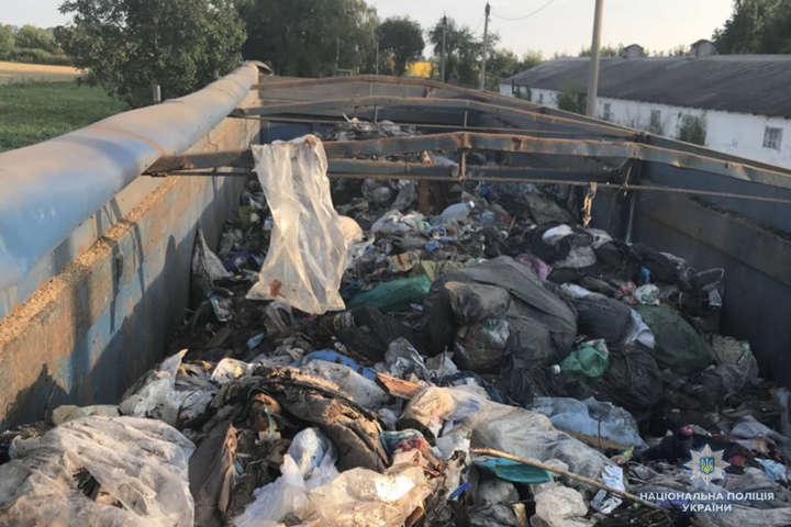 На Черкащині затримали дві фури зі львівським сміттям