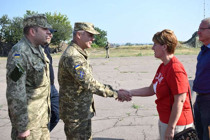 Командувач Об'єднаних сил зустрівся на Донеччині з іноземними дипломатами