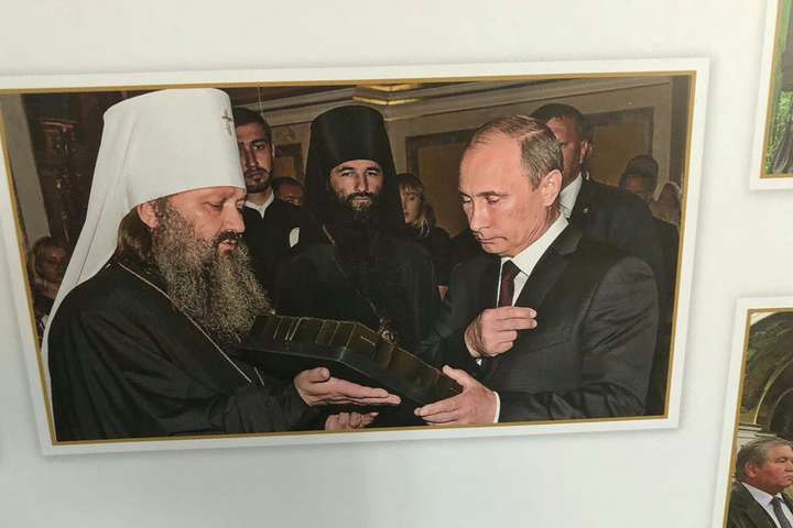 Скандал в Лаврі. Московські попи влаштували виставку з фотографіями Путіна та Кирила