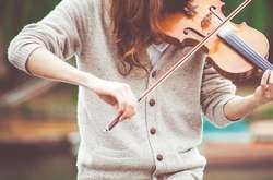 У центрі Львова невідомий прострелив ногу дівчині, яка грала на скрипці