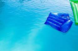 На Запоріжжі літня жінка потонула у морі, рятуючи своїх внуків