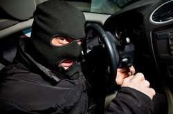 Крадій-невдаха: киянин викрав автівку і в’їхав на ній у дерево