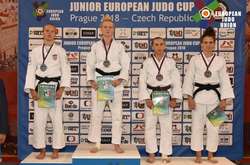 Анна Сурова - праворуч