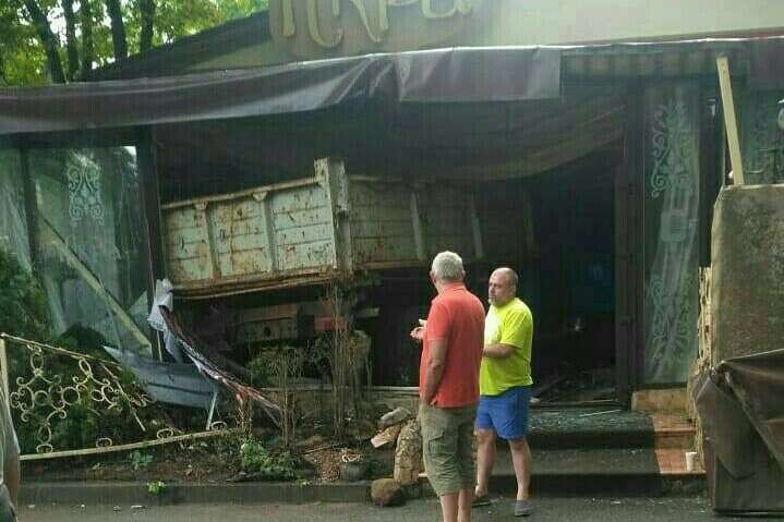 У Києві вантажівка влетіла в кафе (фото)