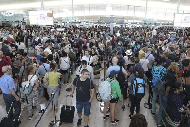 Туристам, які півдоби у Барселоні чекають на літак з України, виплатять по 15 євро