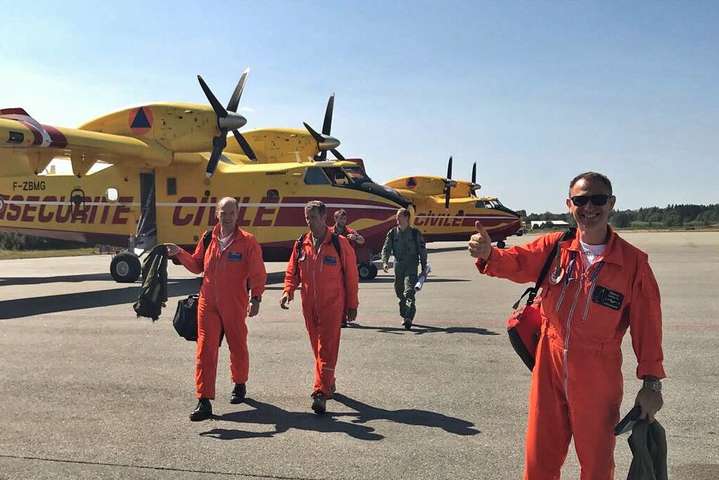 Вісім країн відправили рятувальників на допомогу Швейцарії гасити лісові пожежі 