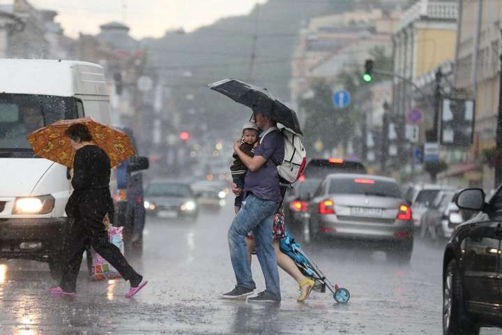 Дощі не відступають: у вівторок у Києві знову очікується гроза