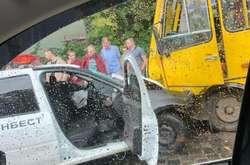 У Львові зіткнулися маршрутка та легковик, троє людей постраждали