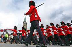 Чоловік із ножем намагався напасти на почесну варту біля парламенту Канади