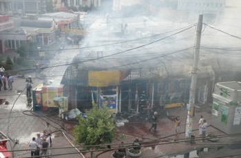 Пожар в Днепре: люди в панике выбегали из магазинов, а толпа валила смотреть на дым