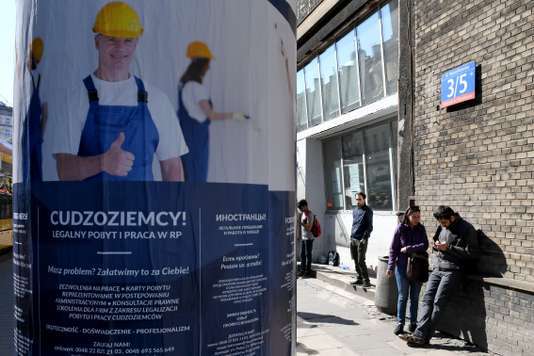 Польща призупинила фiнансування програми для адаптацiï украïнцiв - Le Monde
