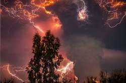 Пепел, камни и статическое электричество: Завораживающие снимки вулканов во время извержения