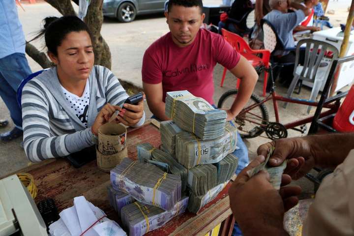 МВФ: Інфляція у Венесуелі в 2018 році складе 1 млрд відсотків