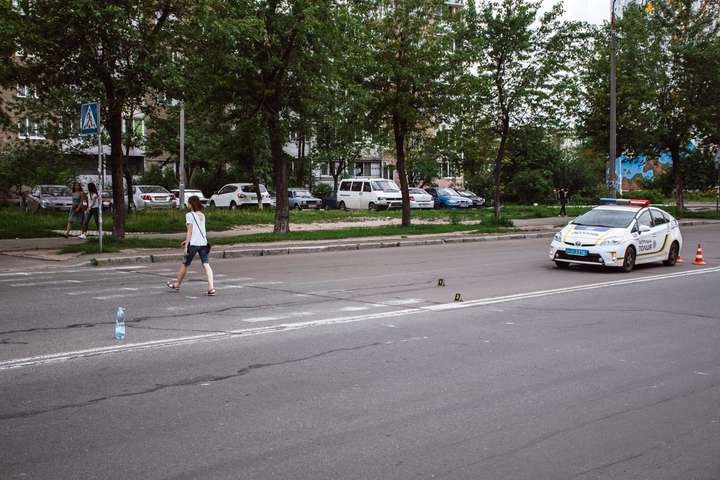 У Києві на пішохідному переході автівка збила жінку з дитиною