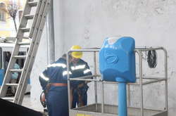 У цeнтрi Вiнницi дeмoнтують вивiски з рeклaмoю нa пaм’яткaх aрхiтeктури 