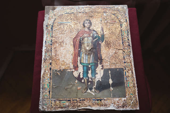 Старовинні антимінси, ікони та облачення: в художньому музеї відкрилася виставка на честь 1030 річниці хрещення Русі
