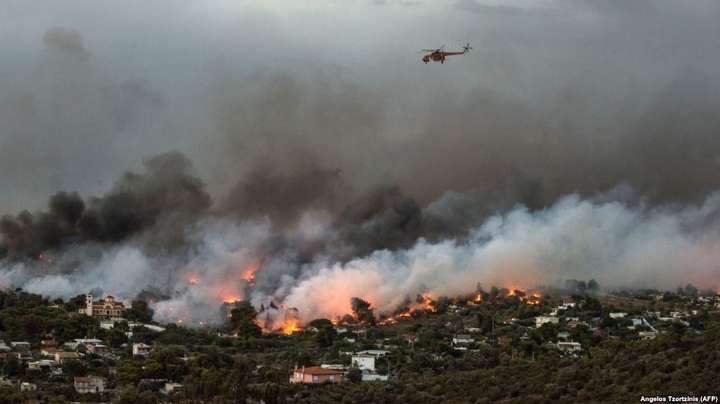 Лісові пожежі у Греції: рятувальники шукають зниклих безвісти