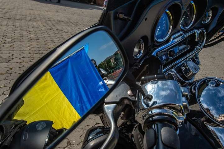 Байкери з українським і кримськотатарським прапорами вирушили до адмінкордону з Кримом