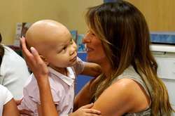 Елегантна Меланія Трамп в стильній сукні відвідала хворих дітей в лікарні. Фотогалерея