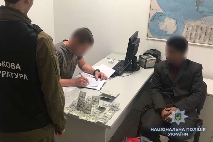 У «Борисполі» іноземець намагався підкупити прикордонника за $1 тис.
