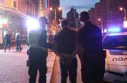 П'яного пасажира автівки,&nbsp;який влаштував бійку з поліцією, закували в наручники