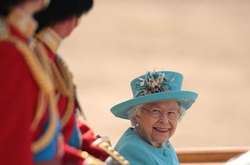 10 трогательных фотографий, которые доказывают, что Елизавета II не просто королева, а любящая бабушка
