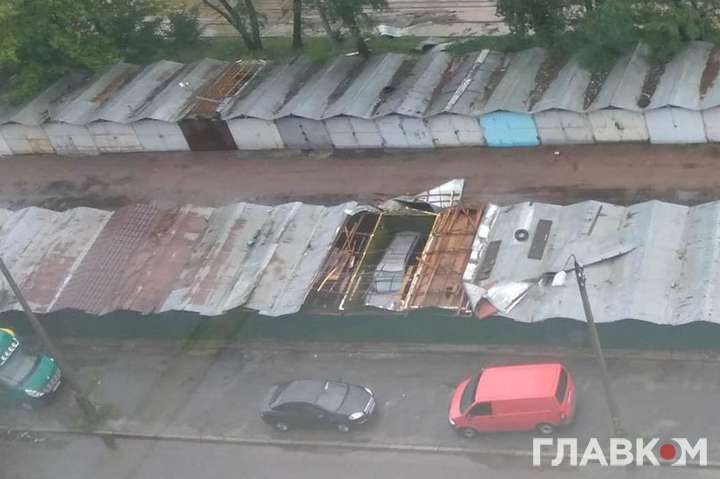 Жахливі наслідки грози у Києві: повалені дерева, розламані гаражі та затоплені вулиці (фото, відео)