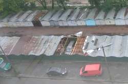 Жахливі наслідки грози у Києві: повалені дерева, розламані гаражі та затоплені вулиці (фото, відео)