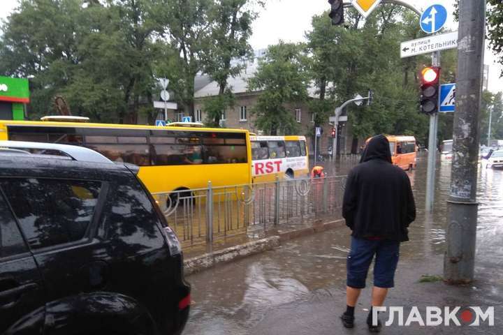 Через потоп у Києві призупинено рух наземного електротранспорту