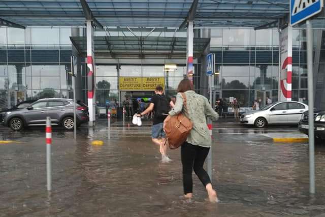 Аеропорт «Київ» перетворився на «річковий вокзал» (фото)