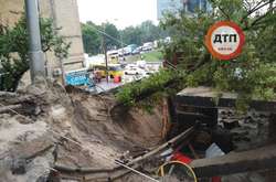 Через зливу у Києві обвалився міст 