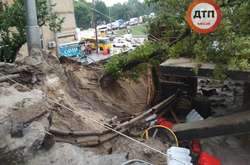 Пошкоджений міст на перетині вулиць Кирилівської та Теліги