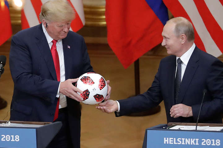 Bloomberg: Путін подарував Трампу м’яч з передавачем 
