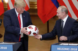 Bloomberg: Путін подарував Трампу м’яч з передавачем 