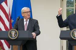 Глава Єврокомісії подарував Трампу фотографію військового кладовища