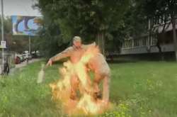 Біля Міноборони у Києві невідомий підпалив себе