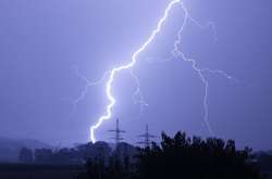 Під час страшної грози у трьох людей на Запоріжжі влучила блискавка