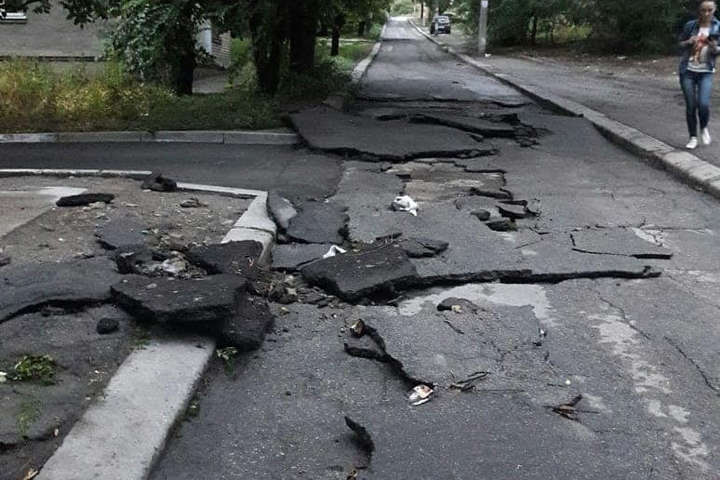 Після негоди нові дороги у Запоріжжі розвалились на шматки (фото)