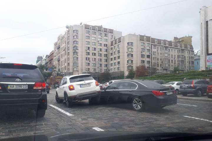 ДТП у центрі Києва паралізувала рух транспорту